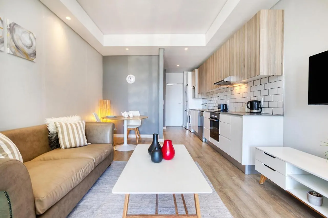 Backup-Powered Trendy City Balcony Apartment Kapstadt