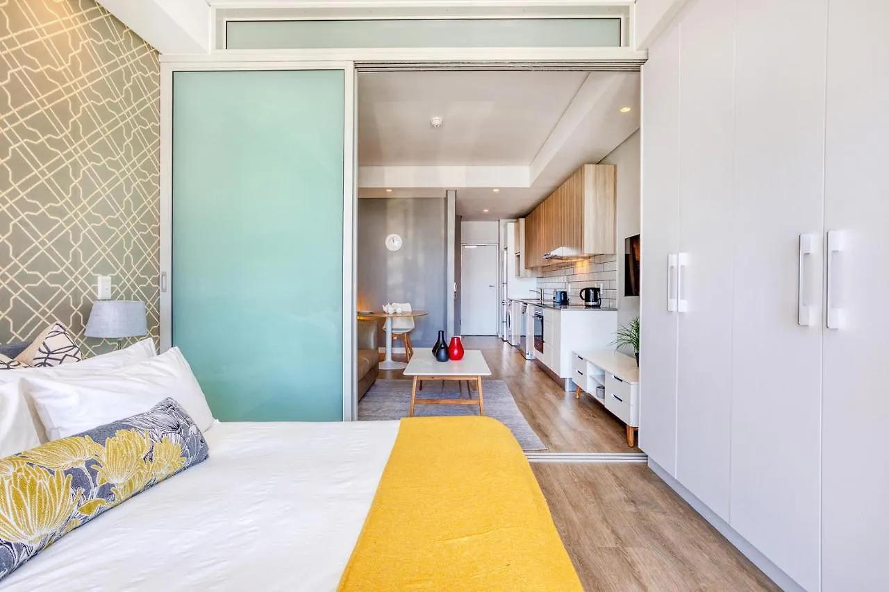 Backup-Powered Trendy City Balcony Apartment Kapstadt