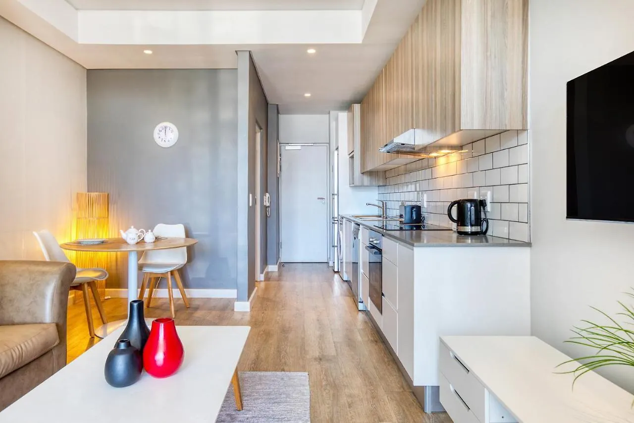 Backup-Powered Trendy City Balcony Apartment Kapstadt