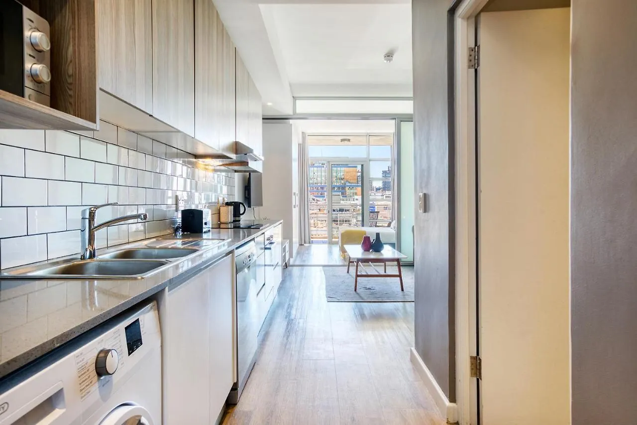 Backup-Powered Trendy City Balcony Apartment Kapstadt