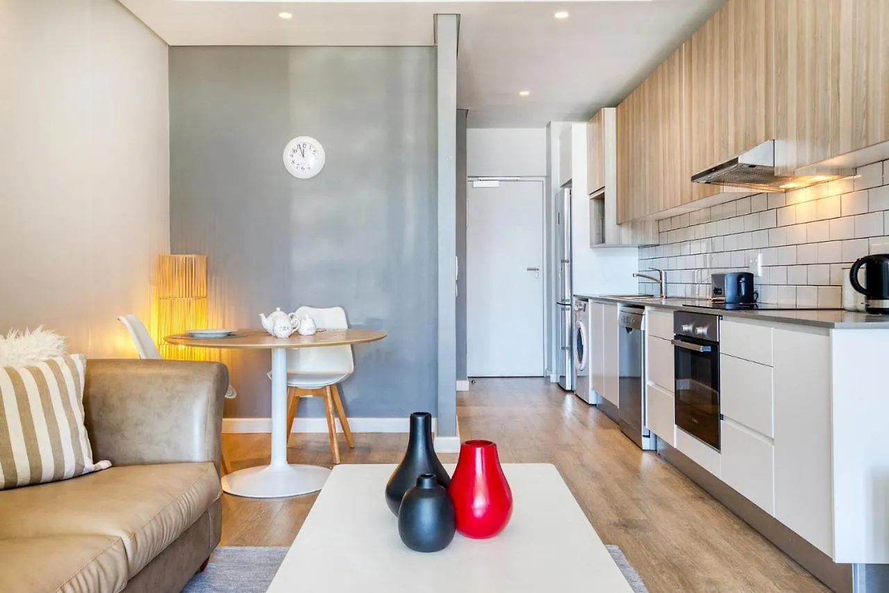 Backup-Powered Trendy City Balcony Apartment Kapstadt